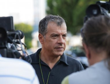 Επίσκεψη του Σ.Θεωδοράκη στη Σαλαμίνα για την καταστροφική πετρελαιοκηλίδα (φωτό)